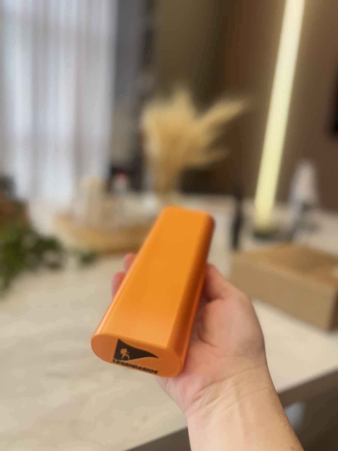 Detalhe do produto na mão